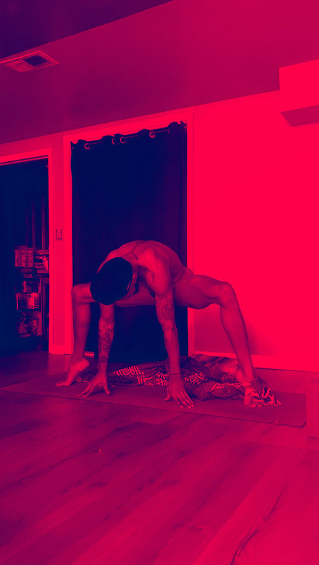 Naakte gelekte OnlyFans-foto van Nude Yoga Classes