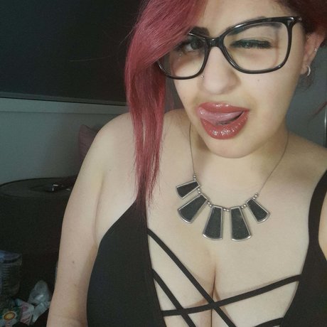 Naakte gelekte OnlyFans-foto van Y A Z M I N A