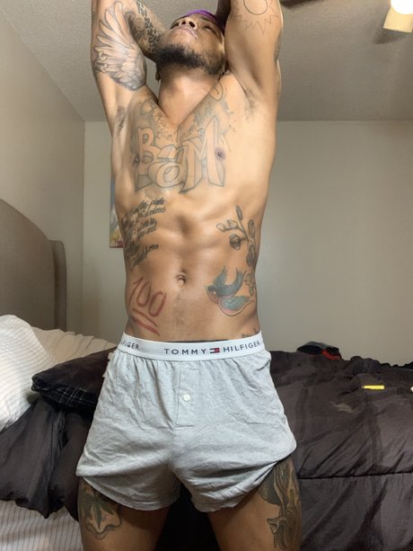 Naakte gelekte OnlyFans-foto van Officialjusten