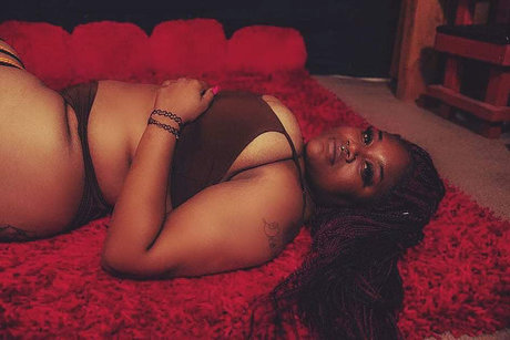 Naakte gelekte OnlyFans-foto van Teila