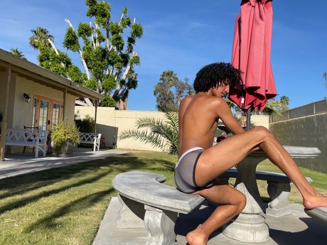 Naakte gelekte OnlyFans-foto van Archer