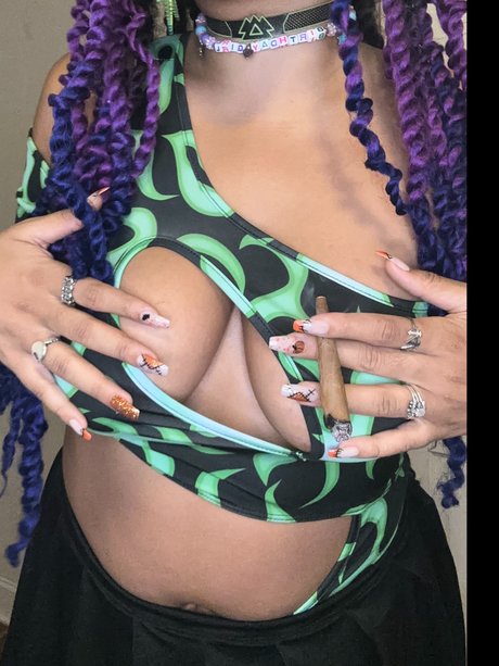 Naakte gelekte OnlyFans-foto van That Pretty Rave Girl