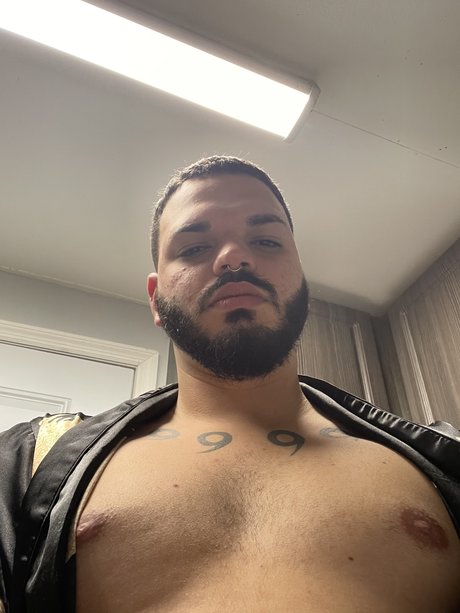 Naakte gelekte OnlyFans-foto van Yyi