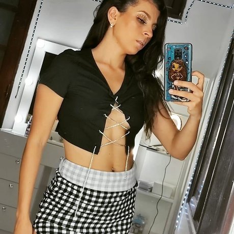 Naakte gelekte OnlyFans-foto van Yuvinka Algaraaz
