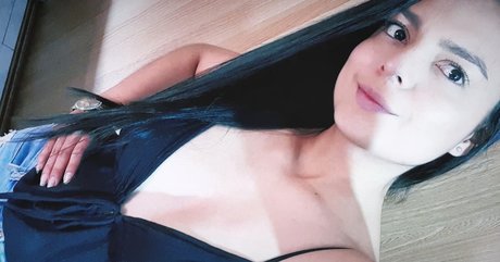 Naakte gelekte OnlyFans-foto van Yuyi