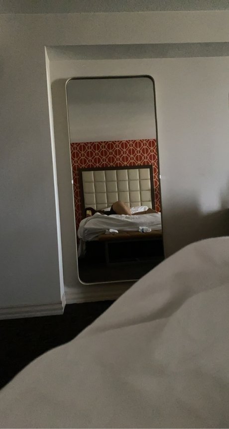 Naakte gelekte OnlyFans-foto van J 