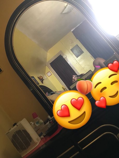 Naakte gelekte OnlyFans-foto van Shy Bunny