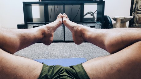 Naakte gelekte OnlyFans-foto van Two Foot Lift