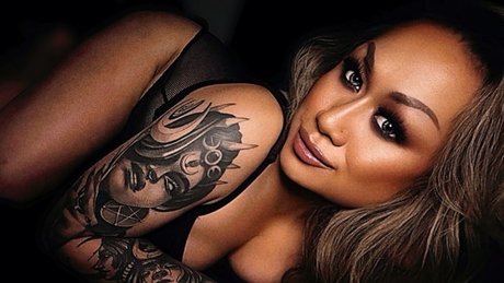 Naakte gelekte OnlyFans-foto van  Ts Isis Magiqelle  Top 6 