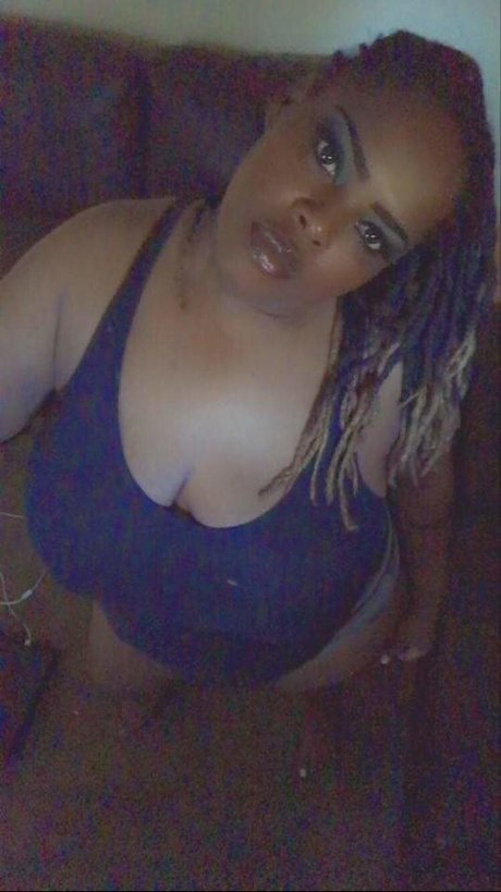Naakte gelekte OnlyFans-foto van Queen Sukubuss