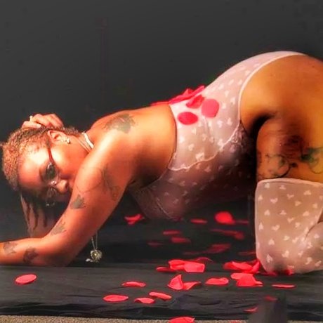 Naakte gelekte OnlyFans-foto van Edibleellemisstrouble