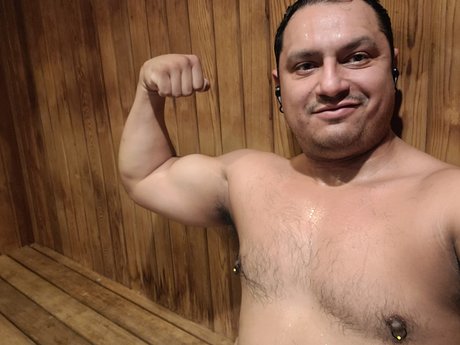 Naakte gelekte OnlyFans-foto van Bonifico Salinas