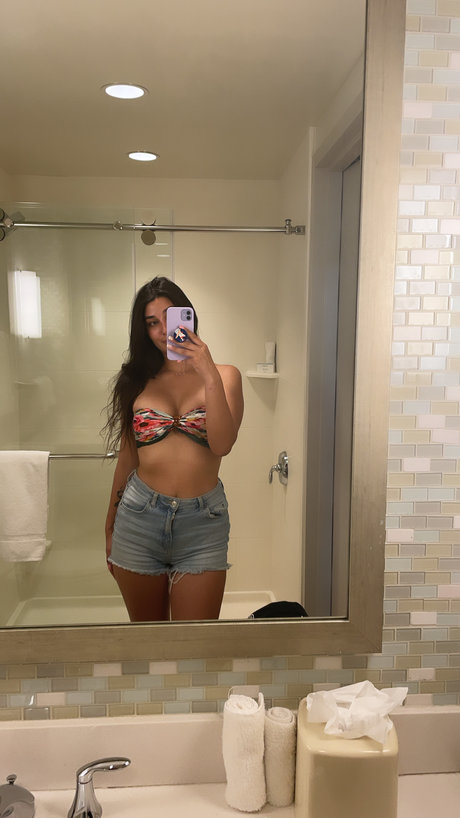 Naakte gelekte OnlyFans-foto van Marcela Paz