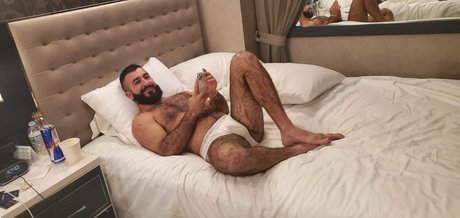 Naakte gelekte OnlyFans-foto van Hothairyguy