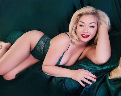 Naakte gelekte OnlyFans-foto van Antoinette Louise6