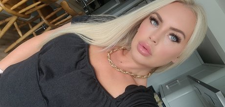 Naakte gelekte OnlyFans-foto van Felicity Lou