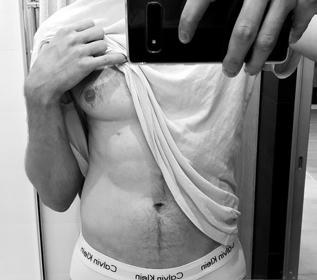 Naakte gelekte OnlyFans-foto van Vctor Z