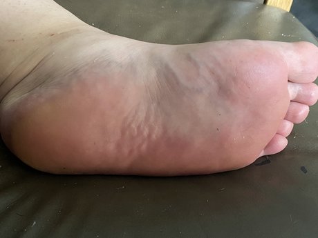 Naakte gelekte OnlyFans-foto van Feet Xxx Fest