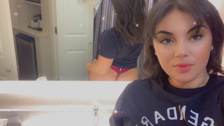 Naakte gelekte OnlyFans-foto van Mami