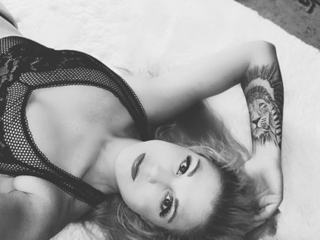 Naakte gelekte OnlyFans-foto van Outlaw Cowgirl