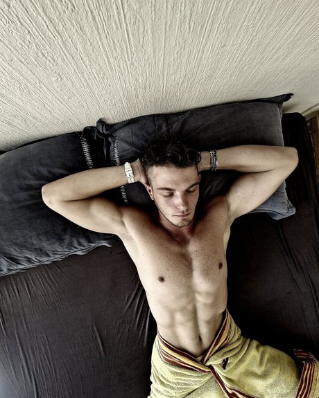 Naakte gelekte OnlyFans-foto van Mattefitness