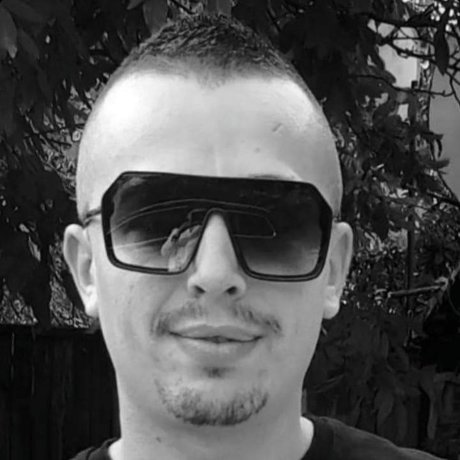 Naakte gelekte OnlyFans-foto van Silviu Zota