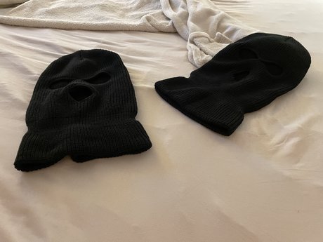 Naakte gelekte OnlyFans-foto van Masked Gay Couple