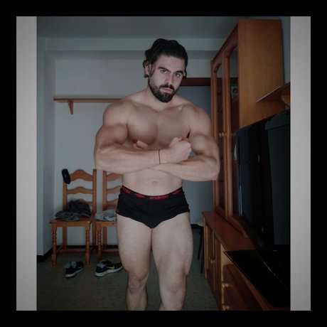 Naakte gelekte OnlyFans-foto van Latin Viking