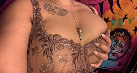 Naakte gelekte OnlyFans-foto van Flirty Dayana