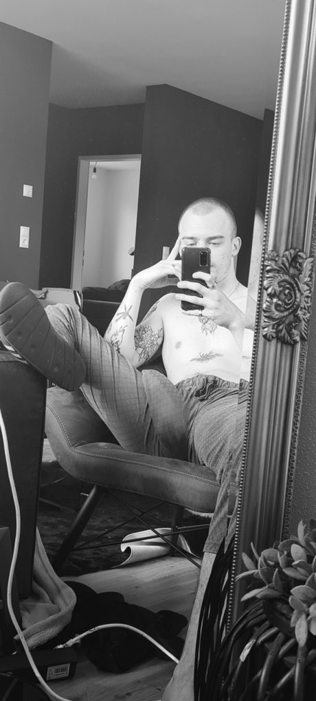 Naakte gelekte OnlyFans-foto van Manu