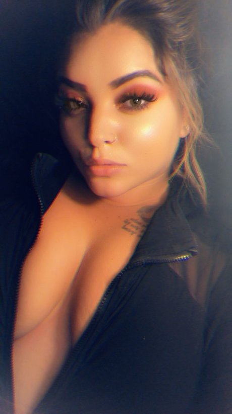 Naakte gelekte OnlyFans-foto van Taye Renee