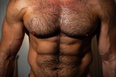 Naakte gelekte OnlyFans-foto van Sexy Fit Bear 