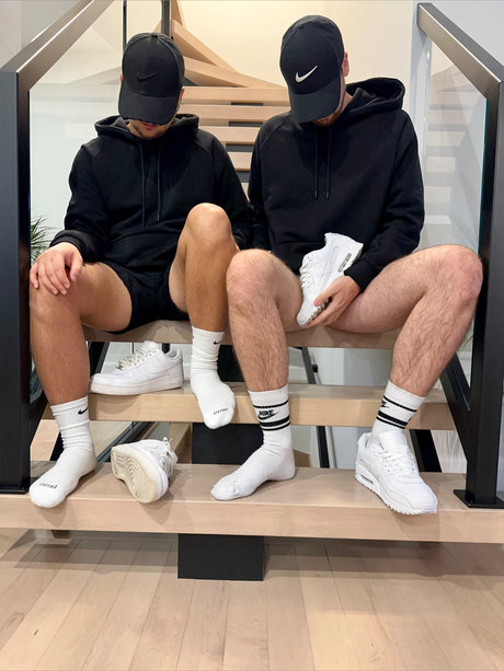 Naakte gelekte OnlyFans-foto van Sniff Our Socks