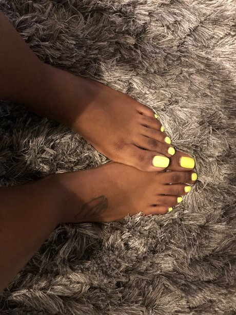 Naakte gelekte OnlyFans-foto van Sneakersolesandtoes