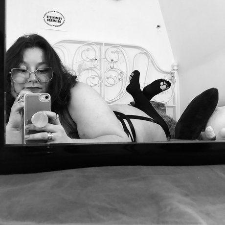 Naakte gelekte OnlyFans-foto van 70s Bitch