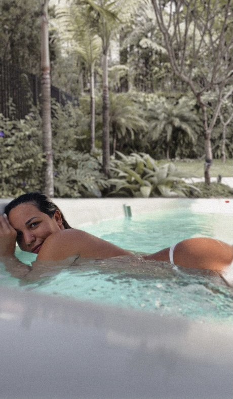 Naakte gelekte OnlyFans-foto van Giulia Manhes