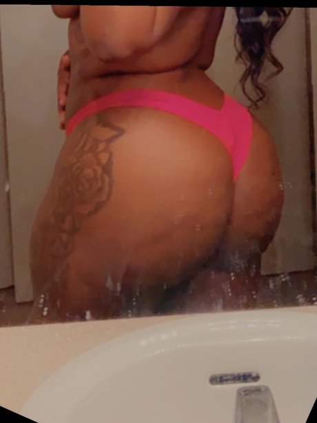 Naakte gelekte OnlyFans-foto van Paris Lee