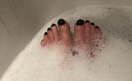 Naakte gelekte OnlyFans-foto van Female Foot Fetish  F3