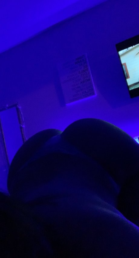 Naakte gelekte OnlyFans-foto van Tionna