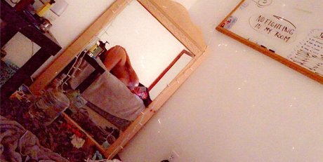 Naakte gelekte OnlyFans-foto van Leigh