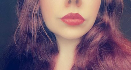 Naakte gelekte OnlyFans-foto van Red And Curvy