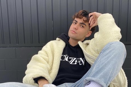 Naakte gelekte OnlyFans-foto van Joshua Allport Free