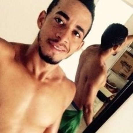 Naakte gelekte OnlyFans-foto van Oscar Peter