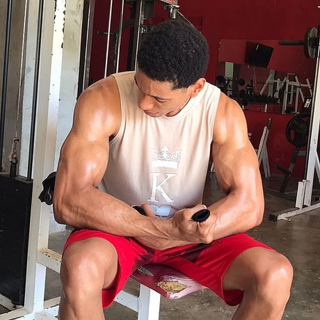 Naakte gelekte OnlyFans-foto van Peten Washington