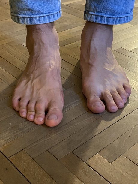 Naakte gelekte OnlyFans-foto van The Italian Feet Master