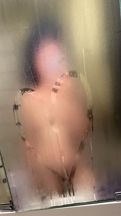 Naakte gelekte OnlyFans-foto van Hot Cross Buns