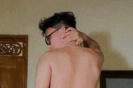 Naakte gelekte OnlyFans-foto van Nudist Bali