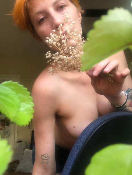 Naakte gelekte OnlyFans-foto van Neon Faye
