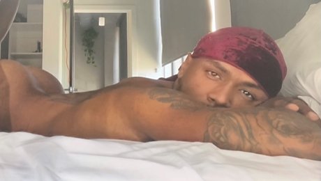 Naakte gelekte OnlyFans-foto van Ezra Arcane