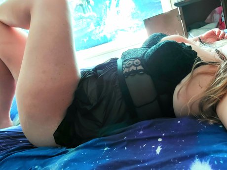 Naakte gelekte OnlyFans-foto van Molly Mania